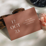 Reserva La Fecha Terracotta moderna y simple boda fotográfico minim<br><div class="desc">Moderna tipografía simple boda minimalista Save the Date con foto en la parte trasera en tonos de terracota,  color marrón,  naranja quemado. Por favor,  contáctame si necesitas artículos adicionales.</div>