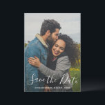 Reserva La Fecha Tipografía de guión moderno Foto Boda elegante<br><div class="desc">Tarjeta de aviso de boda moderna con diseño simple con tipografía de guión elegante sobre su foto vertical favorita.  La parte trasera tiene dos fotos cuadradas junto con su mensaje personal en blanco y negro.</div>