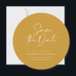Reserva La Fecha Tipografía manuscrita moderna boda mostaza boho<br><div class="desc">Tarjeta de guardar la fecha de boda moderna y elegante con tipografía negrita. Con tipografía moderna y elegante,  y diseño de respaldo a rayas. Los colores se pueden personalizar. Diseño simple de mostaza boho.</div>