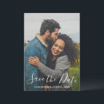 Reserva La Fecha Tipografía moderna de escritura Foto Boda elegante<br><div class="desc">Tarjeta de boda moderna con una diseño simple con tipografía de escritura elegante sobre su foto vertical favorita.  La parte trasera tiene dos fotos cuadradas junto con su mensaje personal en blanco y negro.</div>