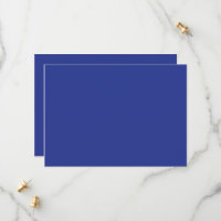 un avión volando en el cielo