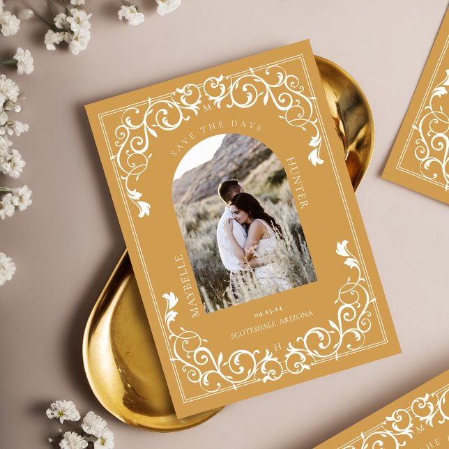 Reserva La Fecha Viejo antiguo floreciente Desplazamiento amarillo  (Vintage Antique Flourish Scroll Yellow Photo Save The Date)
