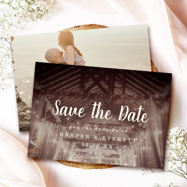 Reserva La Fecha Vigas del granero con luces de cuerda Boda rústica (Announce your special day in style with this charming Rustic Barn Wedding Save the Date card!)