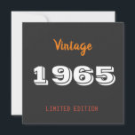 Reserva La Fecha Vintage edición limitada de 1965 60th Birthday Gif<br><div class="desc">Vintage 1965 Limited Edition 60th Birthday Save-the-Date - Retro Milestone Invitación Celebrar un gran hito con el flair usando esta tarjeta Vintage 1965 Limited Edition 60th Birthday Save-the-Date. Con tipografía retro y elementos de diseño clásicos, esta tarjeta cuadrada (aprox. 5.25" × 5.25") ofrece nostalgia y elegancia para su próxima celebración...</div>