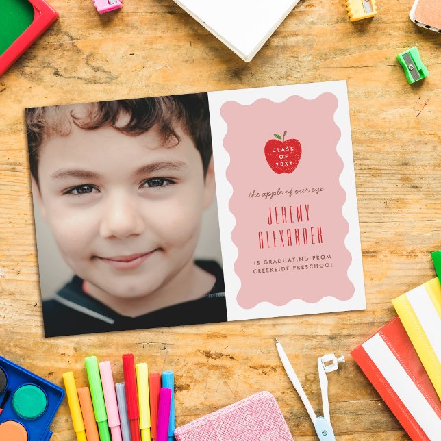 Reserva La Fecha Wavy Apple Preschool Photo Graduation Announcement (Subido por el creador)
