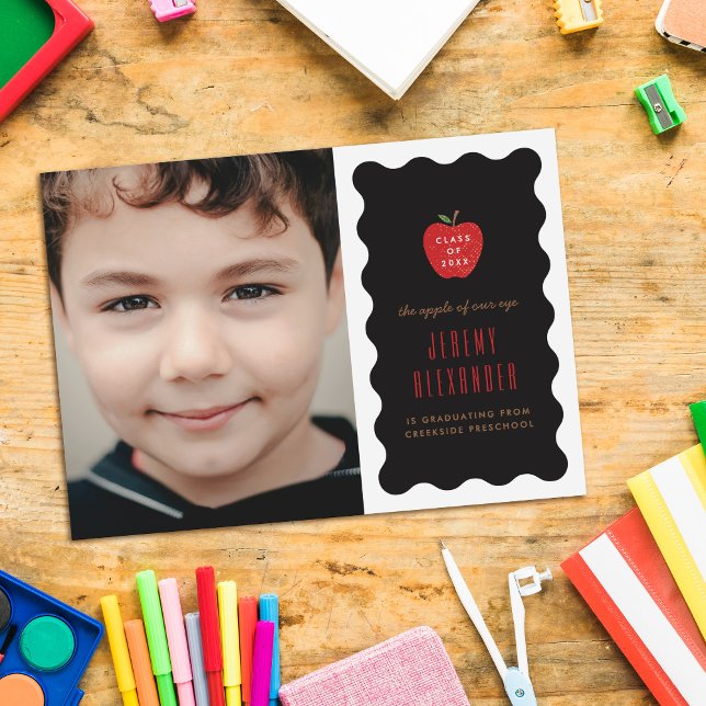 Reserva La Fecha Wavy Apple Preschool Photo Graduation Announcement (Subido por el creador)