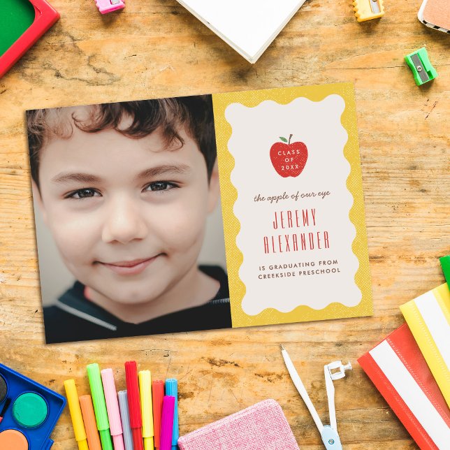 Reserva La Fecha Wavy Apple Preschool Photo Graduation Announcement (Subido por el creador)