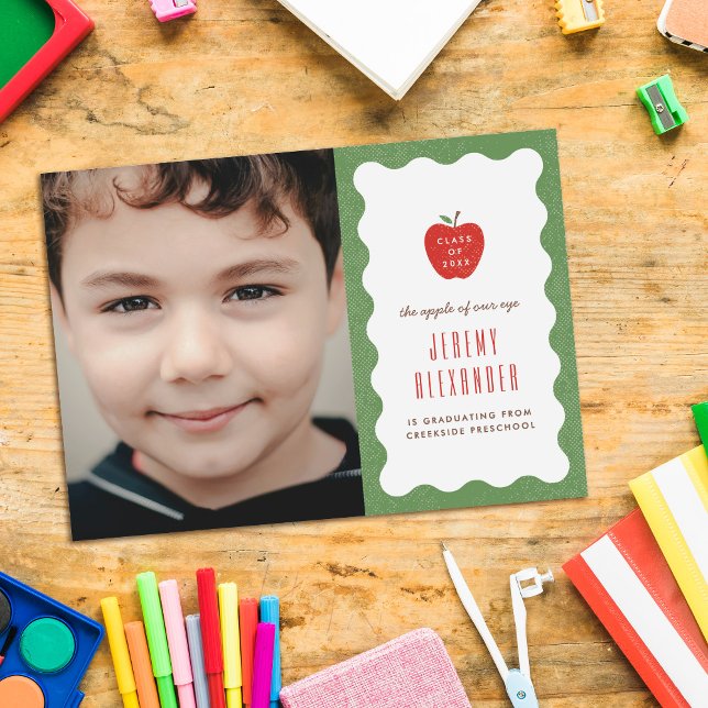 Reserva La Fecha Wavy Apple Preschool Photo Graduation Announcement (Subido por el creador)
