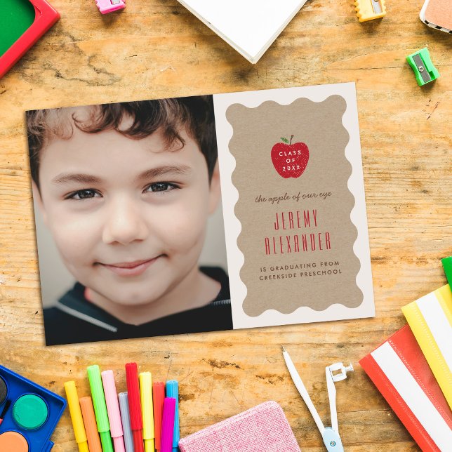 Reserva La Fecha Wavy Apple Preschool Photo Graduation Announcement (Subido por el creador)