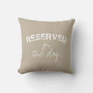 reservada para la cita del perro almohada beige y