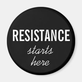 Resistencia empieza aquí, texto blanco sobre imán 