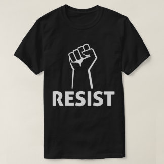 Resistir el puño contra la camiseta de Trump