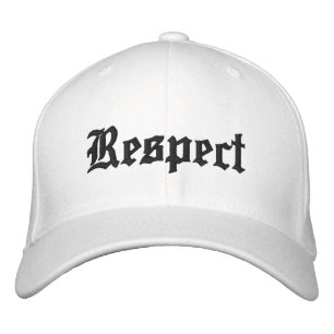 Respeto gorra en blanco con letras negras.