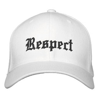 Respeto gorra en blanco con letras negras.