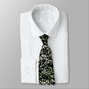 Respiro del bebé con corbata negra en el cuello