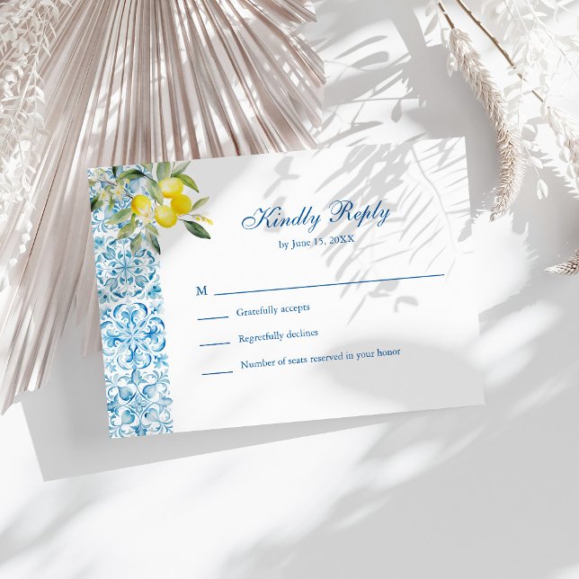 Respuesta de Boda Limón Mediterráneo (Mediterranean Lemon Wedding RSVP Card on a sunny table with dry neutral coastal botanical)