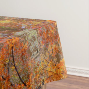 Resumen de hojas otoñales en el mantel de los árbo