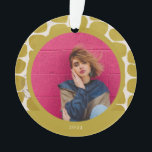 Resumen Ornamento de fotos del patrón de Modish<br><div class="desc">Resumen de formas musicales,  ornamento de fotos de vacaciones personalizado. Tonos festivos de las especificaciones rústicas amarillas y falsas doradas con marco fotográfico redondo único y línea de texto para el año.</div>