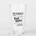 Retiro de trabajador postal Mailman Funny<br><div class="desc">Trato de retiro, café, tazas de dos tonos para tu compañero de trabajo o jefe que se retira después de muchos años de excelente servicio. El diseño es moderno y el texto dice "Retirado de la Oficina de Correos. Cada hora es la Hora Feliz" Hace un perfecto regalo de despedida...</div>