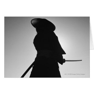 Retrato de un guerrero del samurai que sostiene