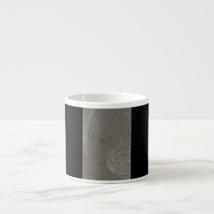 Retrato del ángel en la taza negra del café