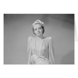 Retrato del estudio de la mujer joven en camisón