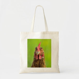 Retrato divertido del pollo en la bolsa de asas