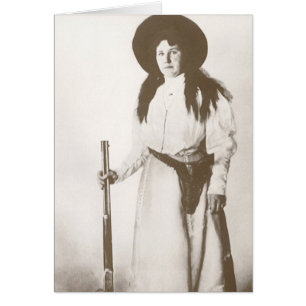 Retrato fotográfico de una vaquera sosteniendo un 