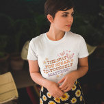 Retro Daisy y Butterflies citan camiseta<br><div class="desc">Este diseño con la cita "La manera en que hablas contigo mismo importa" y un retro colorido gráfico de margaritas y mariposas es un poderoso recordatorio de ser amable con ti mismo y practicar el amor propio. Este diseño es perfecto para cualquiera que quiera difundir un mensaje de amor propio...</div>