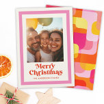Retro Feliz Navidad Marco Arcoiris Rosa 1 Foto<br><div class="desc">Envíe vibraciones festivas con nuestra tarjeta de Fiestas Felices Fiestas del arco iris retro! Con un marco rosa lúdico y un diseño abstracto audaz,  es la manera perfecta de mostrar tu foto favorita y difundir alegría navideña con estilo.</div>