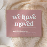 Retro y Boho | Invitación de desplazamiento de Ros<br><div class="desc">Esta invitación moderna,  de estilo boho,  dice "nos hemos movido" en una tipografía retro blanca con un simple fondo rosa rosa polvoriento. La manera perfecta de hacer saber a amigos y familiares que usted tiene un nuevo hogar.</div>
