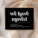 Retro y Boho | Invitación de movimiento negra<br><div class="desc">Esta invitación moderna,  de estilo boho,  dice "nos hemos movido" en la tipografía retro blanca sobre un simple fondo negro oscuro. La manera perfecta de hacer saber a amigos y familiares que usted tiene un nuevo hogar.</div>
