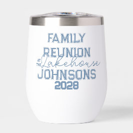 Reunión familiar de la casa del lago azul y blanco