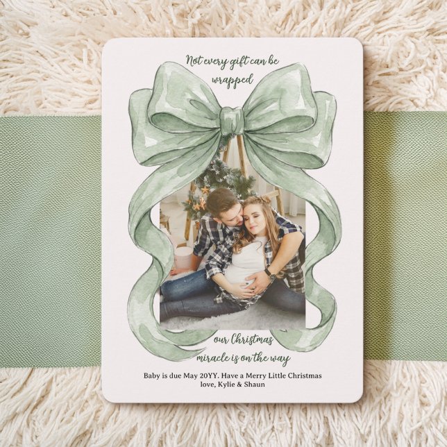Revelación del bebé milagro de Navidad con cinta d (Christmas photo card pregnancy announcement with neutral green bow by Darling & May)