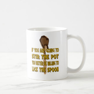 Revuelva el pote lamen la taza de la cuchara