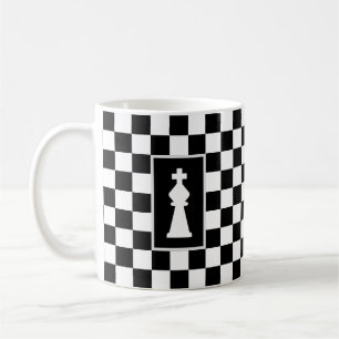 Rey blanco sobre tazas de café negro y blanco