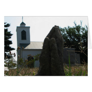 Rezando manos en la iglesia