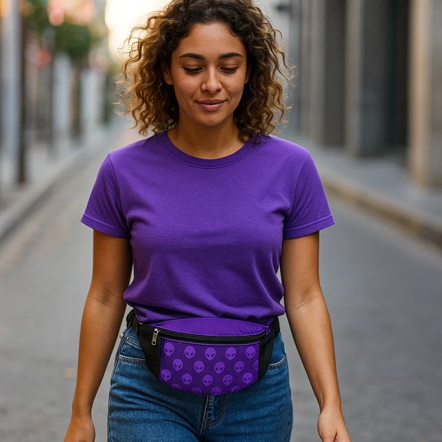 Riñonera Alien Morada – Para pasear en paz (Una joven mujer con estilo casual y relajado pasea tranquilamente por una calle urbana.)