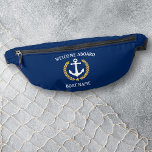 Riñoneras Bienvenida a bordo Nombre del barco Anchor Estrell<br><div class="desc">Paquetes personalizados con un ancla náutica diseñado por un personalizado, hojas de laurel de estilo dorado y una estrella dorada con "Welcome Aboard" y tu nombre o nombre de barco. Este diseño de bolsa de cintura está en tonos blancos y dorados en azul marino clásico o edita el diseño y...</div>