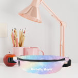 Riñoneras Bonito Pastel de la parrilla arcoiris personalizad<br><div class="desc">Personalizar este paquete de patatas para patatas de patatas para patatas con arcoíris color pastel con su nombre escrito en blanco adorable. Este mágico diseño tiene un patrón giratorio rosa y morado y hermosas ráfagas de luz.</div>