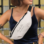 Riñoneras Bridesmaid | Guión Minimalista moderno Rubor Pink<br><div class="desc">Este diseño personalizado de Bridesmaid presenta una tipografía manuscrita en un fondo rosa rubor. Puede personalizar fácilmente el nombre y el título o agregar su mensaje personalizado. ¡El accesorio perfecto y elegante para una dama de honor o una soltera!</div>