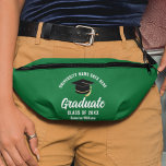 Riñoneras Graduación de Graduado Verde Personalizable 2025<br><div class="desc">Este moderno paquete para graduados de personalizado verde incluye su nombre de instituto o universidad para la clase de 2025. Personalizar con tu año de graduación bajo la moda manuscrita y gorra de grado para un gran regalo personalizado de mantenimiento de graduación.</div>