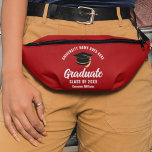 Riñoneras Graduación de Red Graduate Personalizado 2025<br><div class="desc">Este moderno paquete para graduados de personalizado rojo incluye su nombre de instituto o universidad para la clase de 2025. Personalizar con tu año de graduación bajo la moda manuscrita y gorra de grado para un gran regalo personalizado de mantenimiento de graduación.</div>