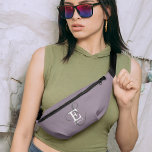 Riñoneras Nombre exclusivo de estilo y tipo de monograma púr<br><div class="desc">Un diseño personalizado de paquetes de patatas con una elegante representación de su nombre y monograma con serios clásicos y una tipografía de escritura más ornamentada en una armonía equilibrada y simétrica. Los tres elementos se mezclan con una sofisticada armonía y crean su propio logotipo de marca personal. Se muestra...</div>