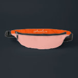 Riñoneras Nombre personalizado con bloque de color rosa y ro<br><div class="desc">¡El regalo perfecto para la dama de honor! Bolsa de cintura con bloque de color rosa y rojo y personalización opcional para combinar con la colección de la fiesta de despedida de soltera</div>