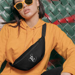 Riñoneras Nombre y monograma de caligrafía negra y elegante<br><div class="desc">Un diseño personalizado de paquetes de patatas con una elegante representación de su nombre y monograma con serios clásicos y un guión de caligrafía más ornamentado en una armonía equilibrada y simétrica. Los tres elementos se mezclan con una sofisticada armonía y crean su propio logotipo de marca personal. Se muestra...</div>