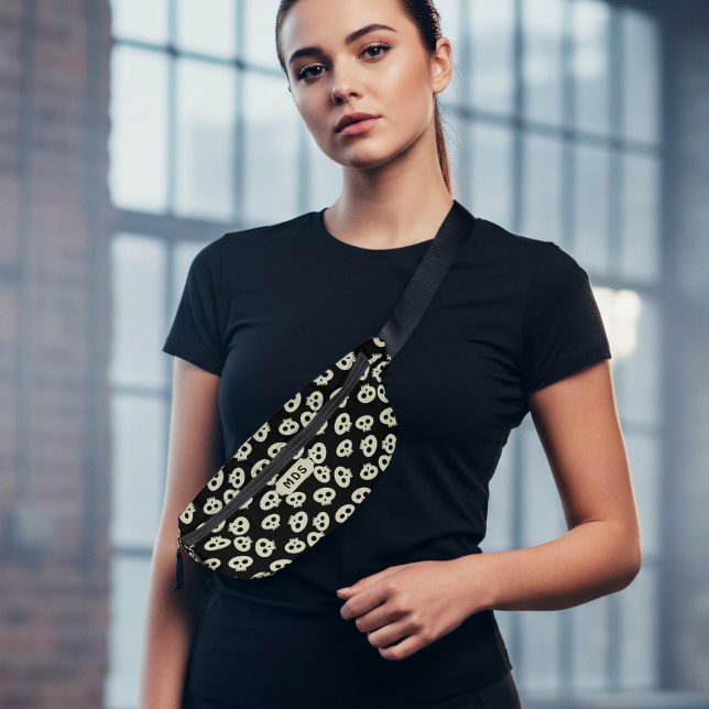 Riñoneras Patrón de cráneo Monograma Black Halloween Fanny P (A fun skull pattern fanny pack with space for your initials)