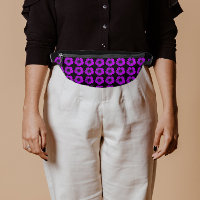 Patrón floral morado de geranio en negro