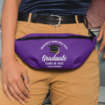 Riñoneras Personalizado de graduación morado 2025 Keepsake<br><div class="desc">Este moderno paquete de patatas para graduados de personalizado morado presenta su nombre de escuela secundaria o universitario en escritura blanca para la clase de 2025. Personalizar con tu año de graduación bajo la moda manuscrita y gorra de grado para un gran regalo personalizado de mantenimiento de graduación.</div>