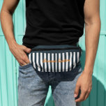 Riñoneras Rayas azul marino | Monograma del caballero modern<br><div class="desc">Todo el mundo necesita un buen transporte para el tote de todo lo esencial. Ya sea un regalo de cumpleaños o incluso un pequeño y agradable regalo para ti mismo, estos paquetes de patinetas son prácticos y elegantes —un combo ganador cada vez. Como cada bolsa puede ser personalizada con un...</div>